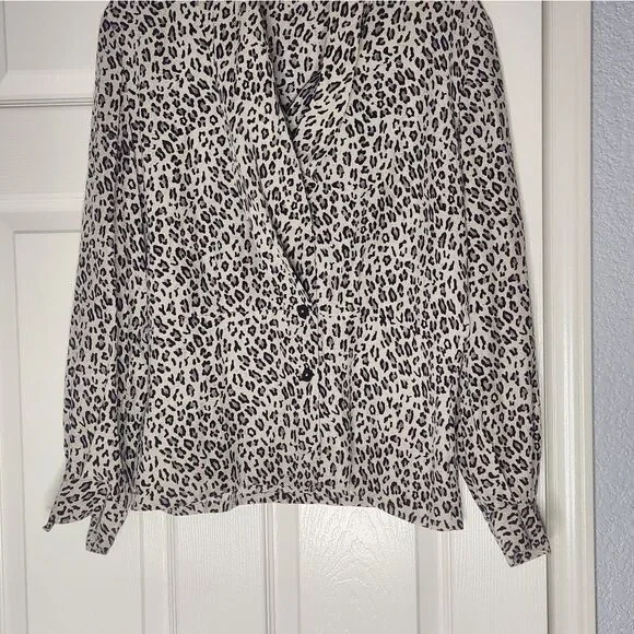Vtg Dana Bachman 10 100%Silk ButtonDown LeopardPrint Lngslv Career Women Blouse - Picture 2 of 12